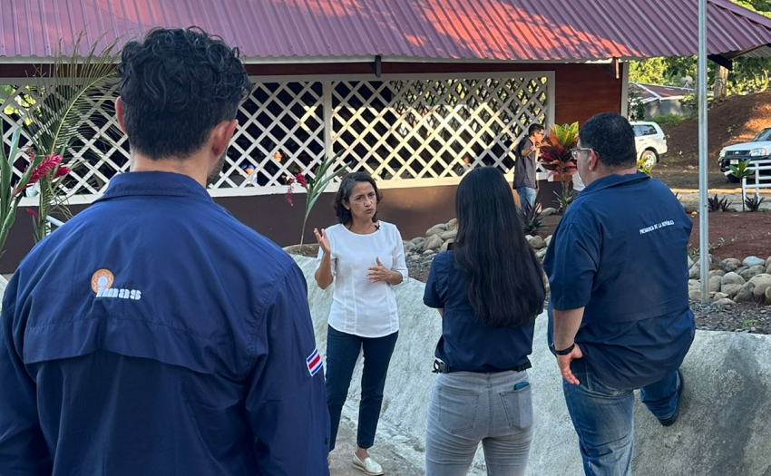 La Presidenta Ejecutiva del IMAS, Yorleny León, junto con otras personas, durante una gira a la Zona Norte.