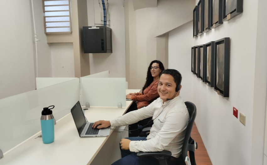 Kevin Morazán Salamanca y Johanna Hernández Gómez de Servicios Generales mostraron las facilidades de la sala Coworking.