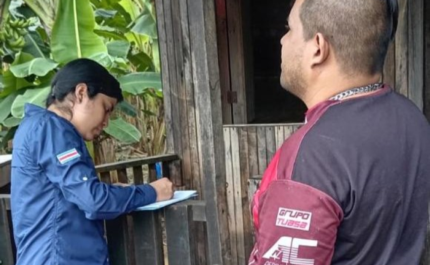 Funcionaria del ARDS Huetar Norte en la atención de emergencias por lluvias