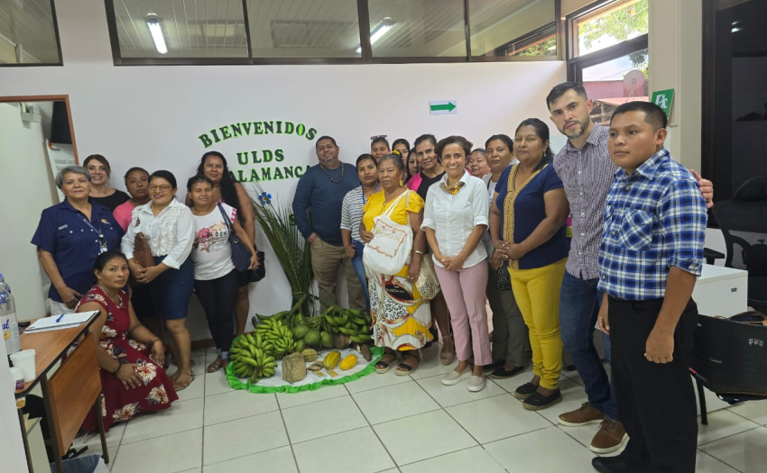 Personas funcionarias del IMAS y dirigentes indígenas posan en una foto. 