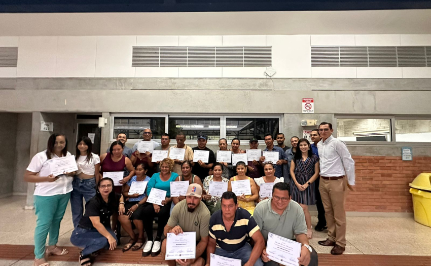 Imagen de las personas participantes junto a En la foto Nelson Peña, Presidente Ejecutivo de incopesca, Marvin Campos, decano de la UTN, Cristian Rodríguez jefe de ULDS Paquera y Wendy Zamora Lobo, profesional del la ULDS de Puntarenas.