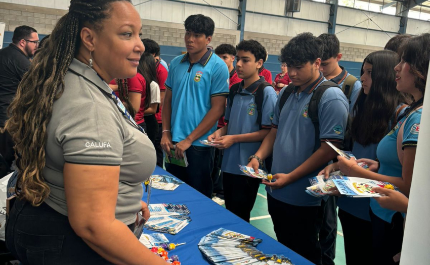 Estudiantes de secundaria en un stand del taller de la Estrategia de Avancemos, efectuado en Alajuela.
