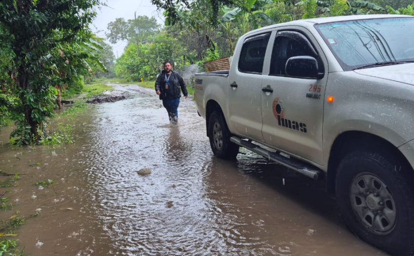 Imagen de carro del IMAS en atención de emergencia.