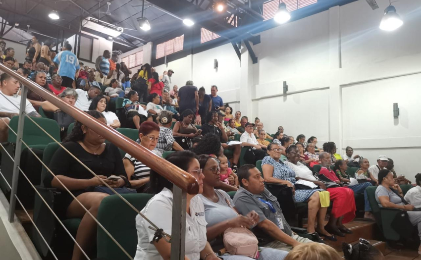 En foto: personas que participaron en feria informativa organizada por el Ministerio de Vivienda e IMAS en Limón