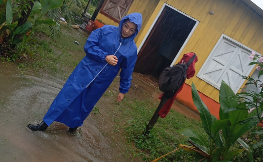 Funcionaria de la Huetar Norte atiende hogar afectado por las llivias.