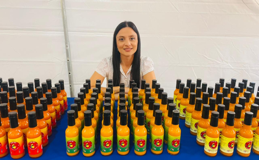 Natalia Sánchez, emprendedora de Cococ Caribbean Hot Sauce, muestra sus productos. 