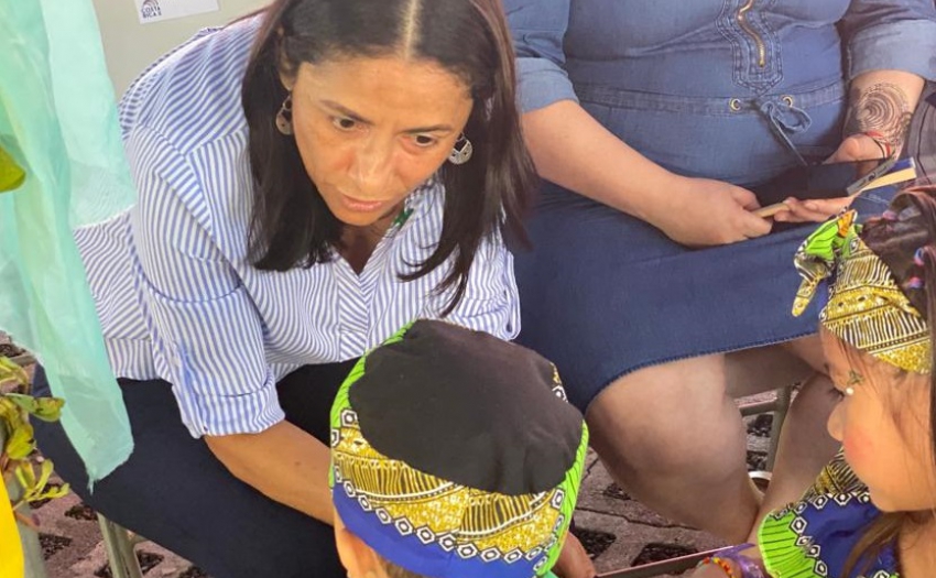 La Ministra Yorleni Le´´on Marchena conversa con niños en la Región Huetar Caribe