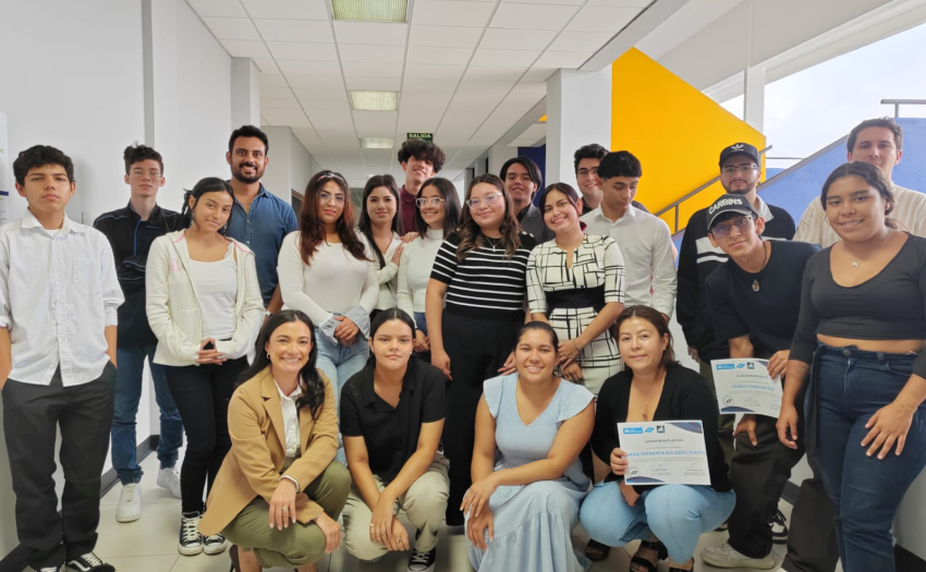 Participantes del proceso "You Can!" posan para la foto.