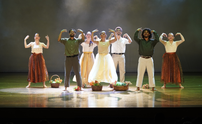 Foto de espectáculo cultural, artistas en el escenario. 