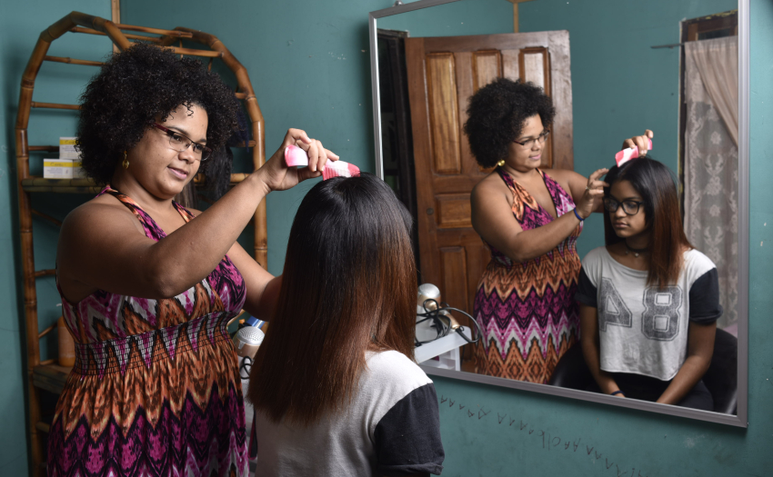 Mujer afro caribeña en su emprendimiento.