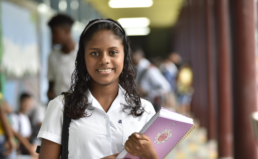 Mujer joven, estudiante de Limón.