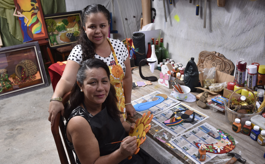 Imagen de familia con su emprendimiento productivo.