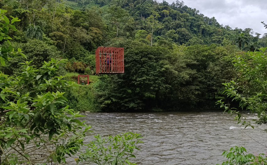 Yocelyn Vindas, trabajadora social en el camino a en el andarivel, camino a la comunidad de  Duriñak.