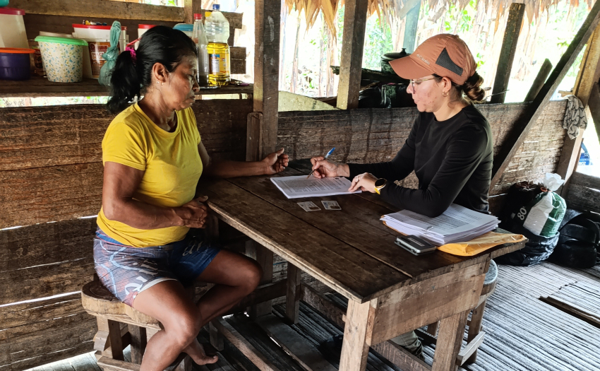 Imagen de funcionaria del IMAS en atención de comunidad indígena en Limón.