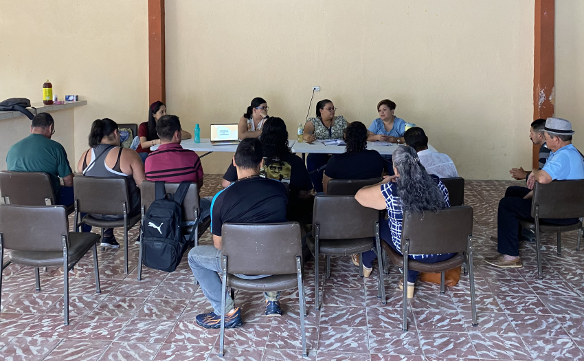 El equipo de la ULDS de Desamparados junto con personas de organizaciones.