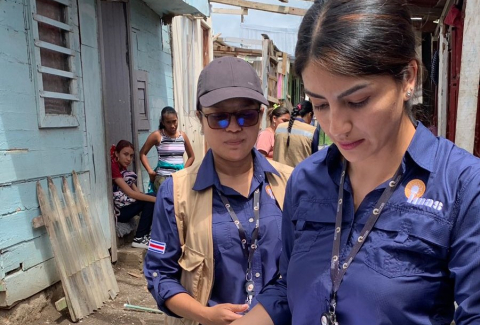 Compañeras de Carago revisan la información levantada en Los Diques.