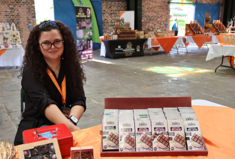 Imagen de empresaria en la Feria IMAS Impulsa.