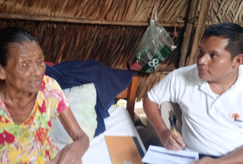El compañero Walter Sánchez en atención de personas adultas mayores en territorio Bribri.