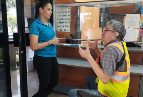 En la foto Wendy Vargas, funcionaria IMAS, trabaja en la Contraloría de Servicios, tiene discapacidad auditiva y atiende a personas con discapacidad