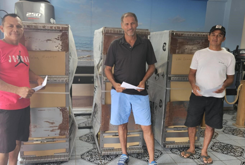 Imagen de personas pescadoras que recibieron motores fuera de borda.