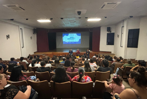 Personas participan de la Feria IMAS Impulsa Alajuela