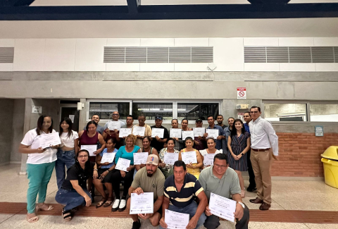 Imagen de las personas participantes junto a En la foto Nelson Peña, Presidente Ejecutivo de incopesca, Marvin Campos, decano de la UTN, Cristian Rodríguez jefe de ULDS Paquera y Wendy Zamora Lobo, profesional del la ULDS de Puntarenas.