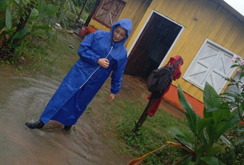 Funcionaria de la Huetar Norte atiende hogar afectado por las llivias.
