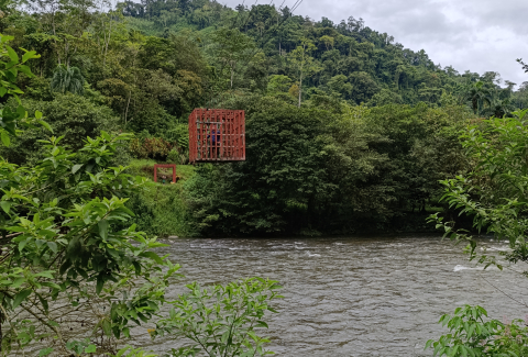 Yocelyn Vindas, trabajadora social en el camino a en el andarivel, camino a la comunidad de  Duriñak.