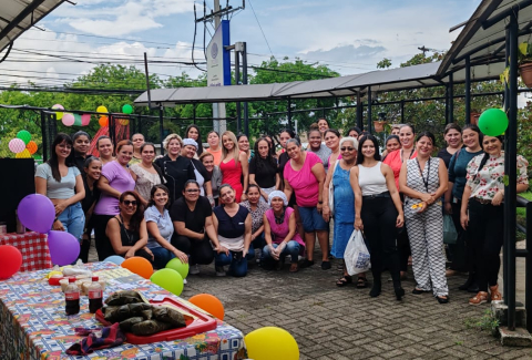 En dicha actividad las participantes ofrecieron productos alimenticios elaborados por ellas mismas, como reposterías, panes, tamales, entre otros. También brindaron servicios de estilismo y decoración de eventos.
